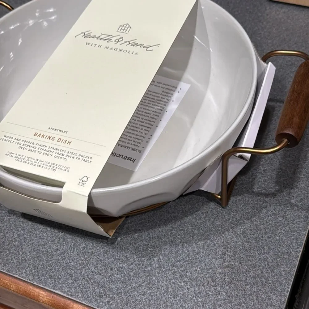 HEARTH & HAND oven to table fluted stoneware round‎ baking dish with carrier